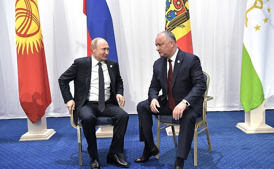 Владимир Путин провел встречу с Игорем Додоном на саммите ЕАЭС