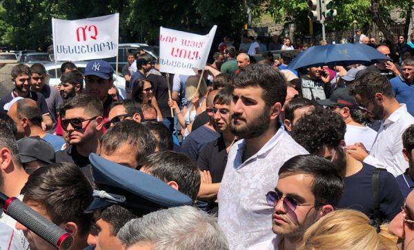 Армянские букмекеры проводят акцию протеста: перекрыт проспект Баграмяна