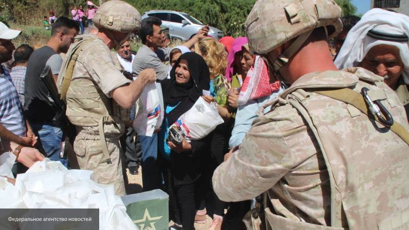 Жители сирийского района Ханану получили гумпомощь от российских военных