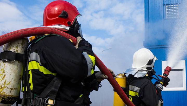 На судне, пришвартованном у бывшего завода Порошенко, потушили пожар