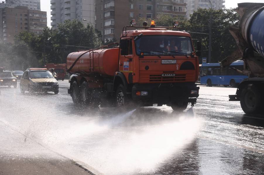 Более 700 единиц техники промывает улицы столицы из-за жары