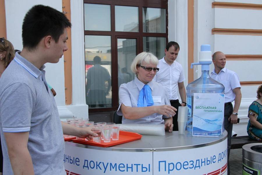 Пассажирам на вокзалах Москвы из-за жары начали раздавать воду