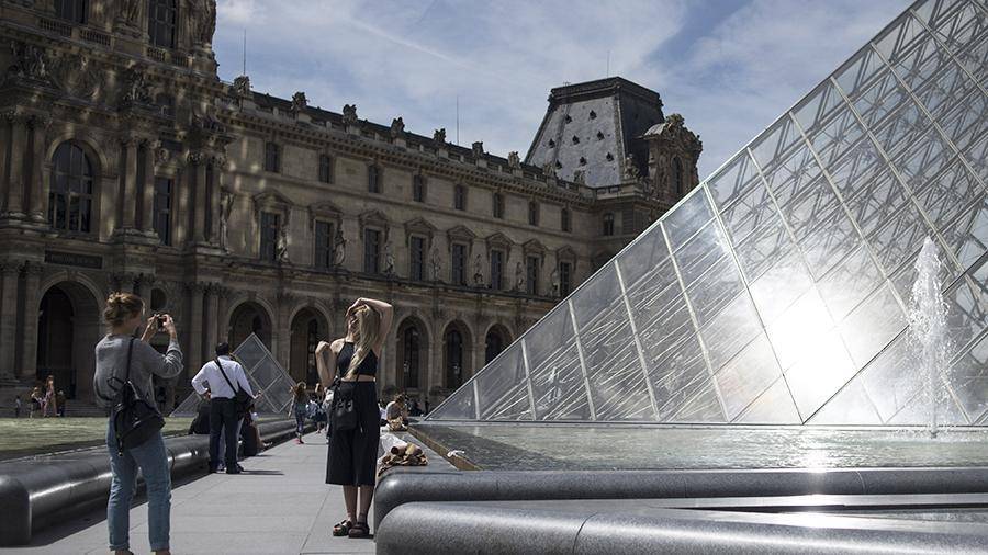 Парижский Лувр открылся после забастовки