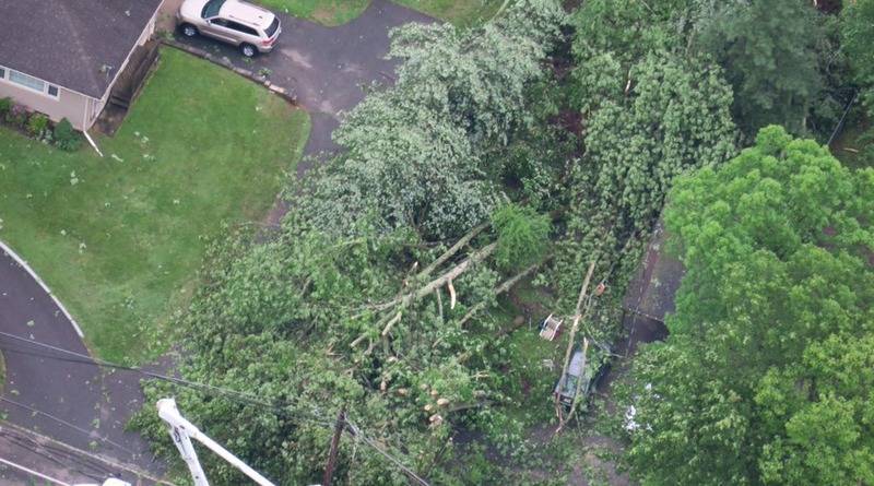 Торнадо добрался и до Нью-Джерси: повреждено здание школы, вырваны с корнем деревья