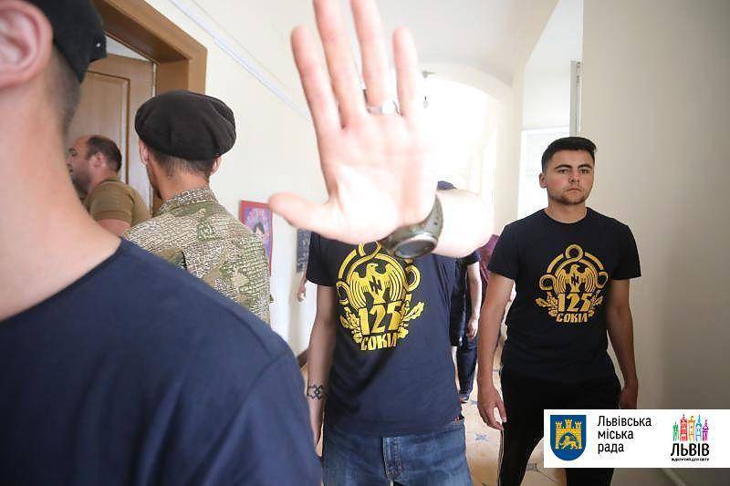 Им можно: неонацисты разгромили Львовскую мэрию | Вести.UZ