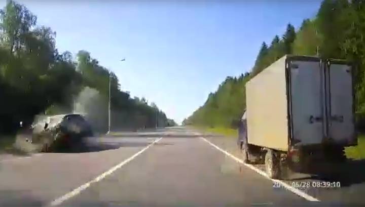 Опережал фургон по обочине: смертельная авария в Подмосковье попала на видео