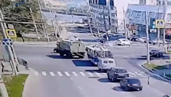 Сломанный троллейбус скатился на Красную площадь и врезался в ограждение