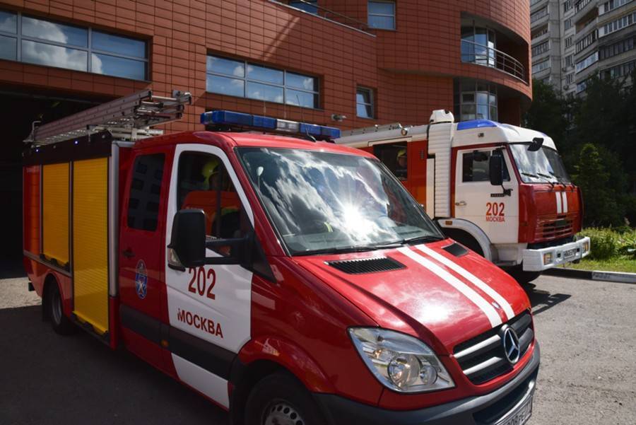 Сотрудники МЧС спасли восемь человек при пожаре в квартире в Люблине