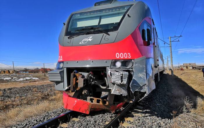 Поезд столкнулся с трактором в Армении, водитель в тяжелом состоянии
