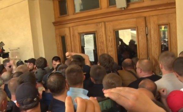 Протестующие взяли штурмом здание горсовета во Львове
