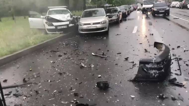 Видео: на&nbsp;юге Петербурга произошла массовая авария с&nbsp;пострадавшими
