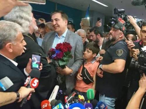 Саакашвили встретили в Киеве с бубнами и караваем