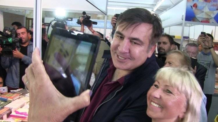 Саакашвили встретили караваем в киевском аэропорту