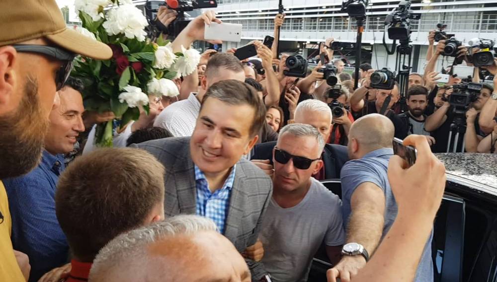 Поклонники Саакашвили встретили его на Украине с цветами и караваем