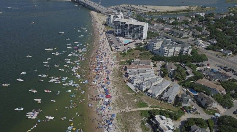 «Поезжайте к себе на свалку и не возвращайтесь»: жители Вирджиния-Бич возмутились 10 тоннам мусора, оставшимися на пляже после Дня поминовения