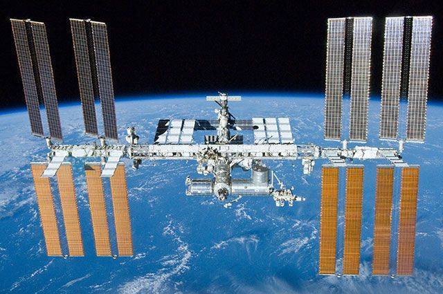 Космонавты забрали полотенце, провисевшее 10 лет на МКС в открытом космосе