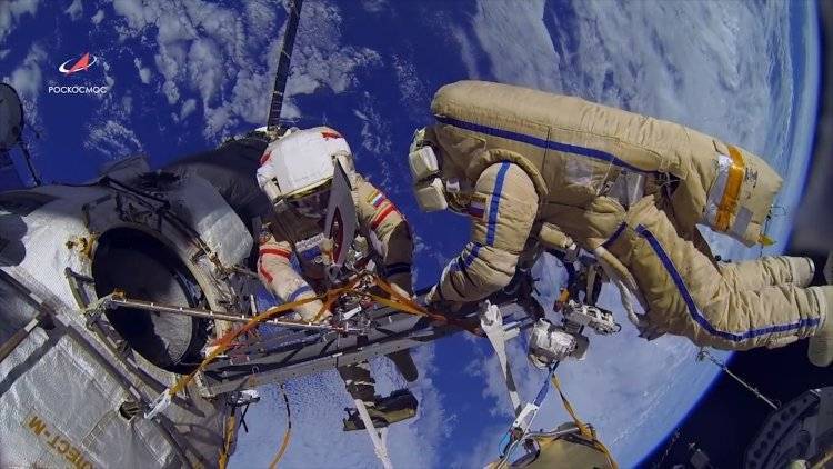 Российские Космонавты извлекли висевшее в открытом космосе полотенце