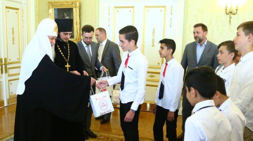 Дмитрий Саблин познакомил патриарха Кирилла с детьми из Сирии