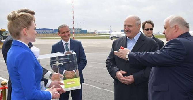Лукашенко: министр промолчал, голову согнул вниз и пошёл строить