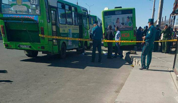 «Взбесившийся» автобус в Ташкенте смел остановку с людьми | Вести.UZ