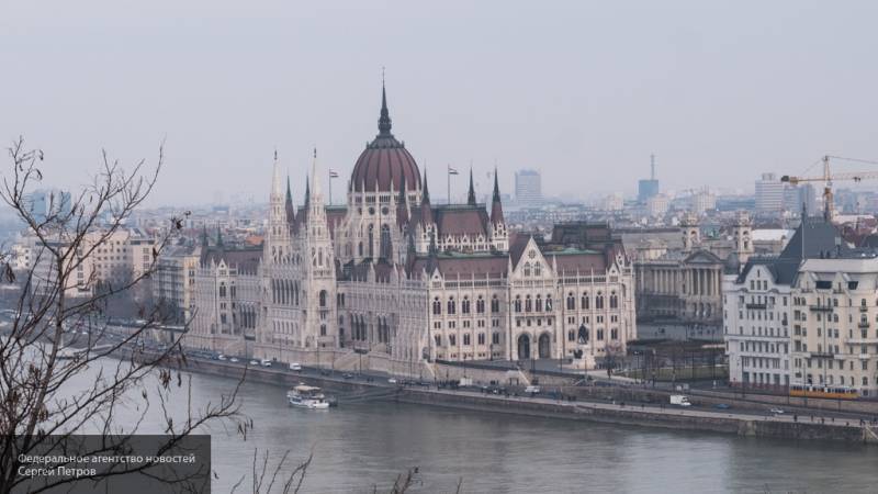 Прогулочное судно с 34 пассажирами перевернулось на реке Дунай в Венгрии
