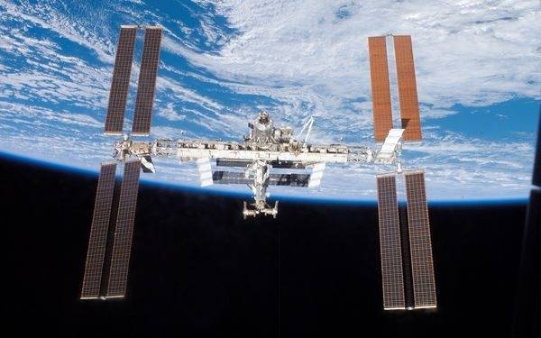 Российские космонавты забрали провисевшие 10 лет в космосе полотенце