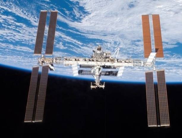 Российские космонавты отметили в открытом космосе юбилей Алексея Леонова