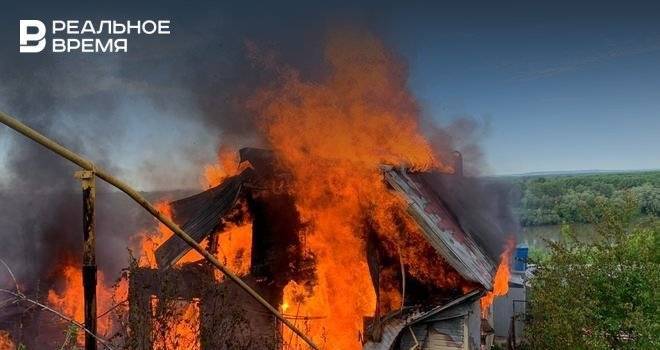 В Уфе горят два жилых деревянных дома, объявлен второй ранг пожара