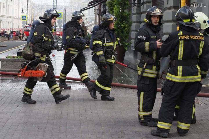 Сотрудники МЧС спасли 10 человек при пожаре в Москве