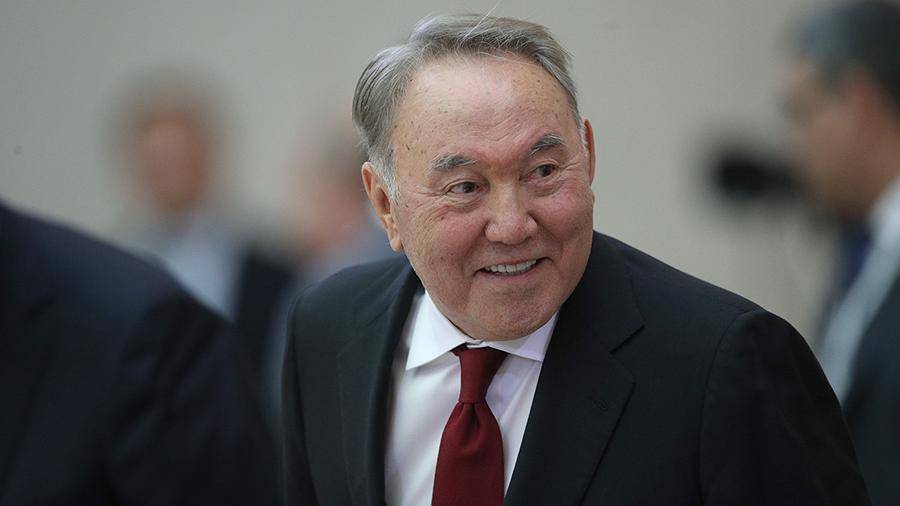 Назарбаеву присвоили статус почетного сенатора Казахстана