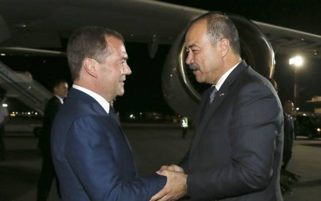Медведев прилетел в Ташкент