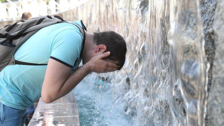 Роспотребнадзор рассказал об опасности купания в фонтанах