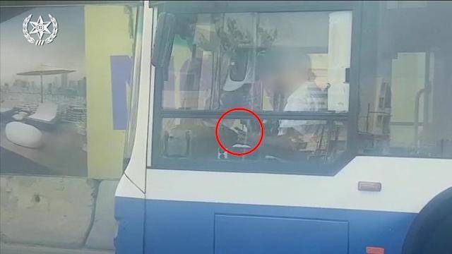 Видео: водитель автобуса переписывался в мобильном телефоне за рулем