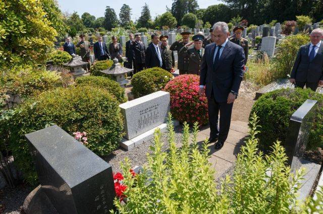 Шойгу возложил цветы к могиле разведчика Зорге в Токио