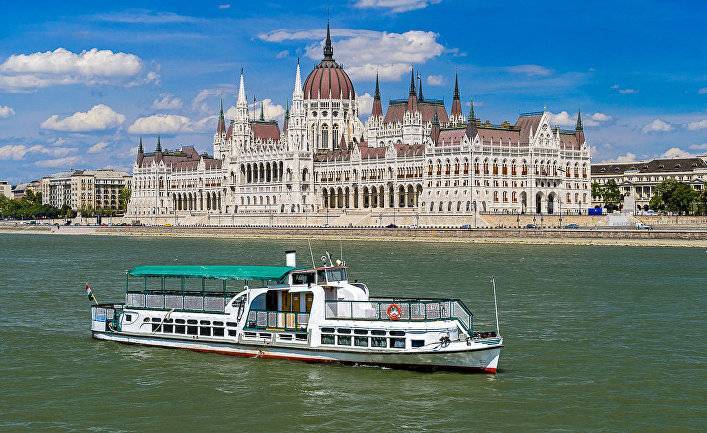 В Будапеште затонул экскурсионный катер