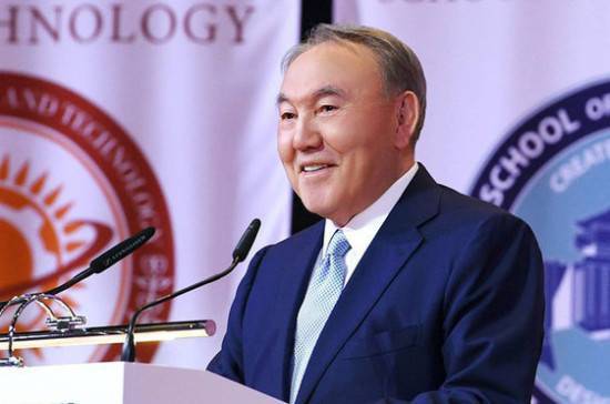 Назарбаеву присвоили статус почётного сенатора Казахстана