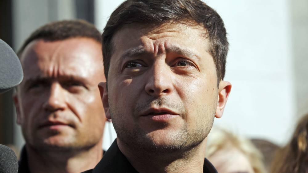 Партия Порошенко "выкручивает руки" Зеленскому: Рада не дала отправить в отставку премьер-министра Украины