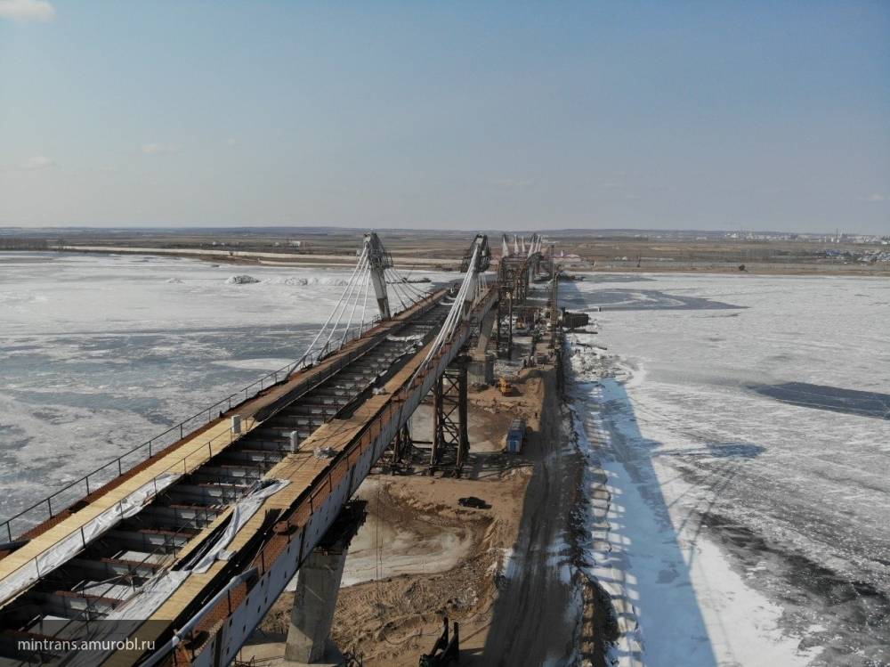 На границе РФ и Китая прошла торжественная стыковка двух частей автомоста через Амур