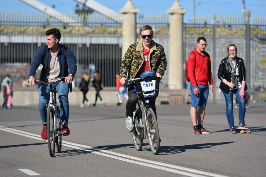 ЦОДД призвал велосипедистов переходить дорогу только пешком