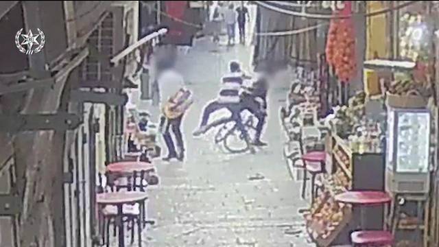 Бежал и резал: двойной теракт и ликвидация террориста в Иерусалиме попали на видео