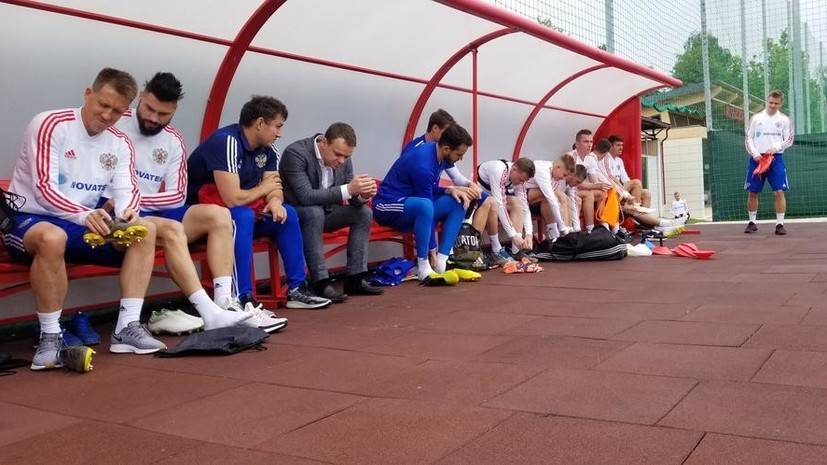 Сборная России по футболу проводит тренировку в Новогорске без Комличенко