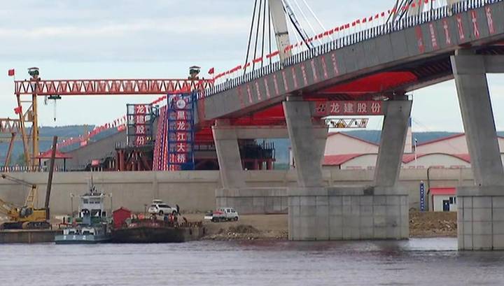 Китайские и российские строители соединили две части моста Благовещенск-Хэйхэ