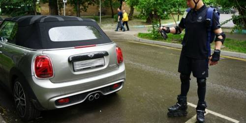 В Москве появились парковочные инспекторы на роликовых коньках :: Autonews