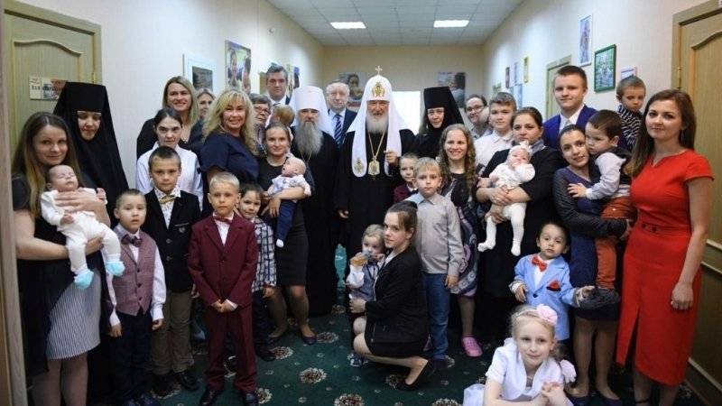 Беглов, Слуцкий и патриарх Кирилл посетили приют для матерей