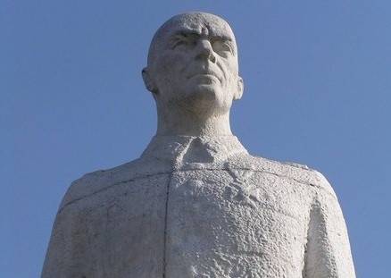 В Варшаве одобрили снос памятника легендарному польскому генералу Берлингу