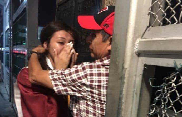 3 млн просмотров: выпускница обнимает депортированного отца на пограничном пункте Мексики и США
