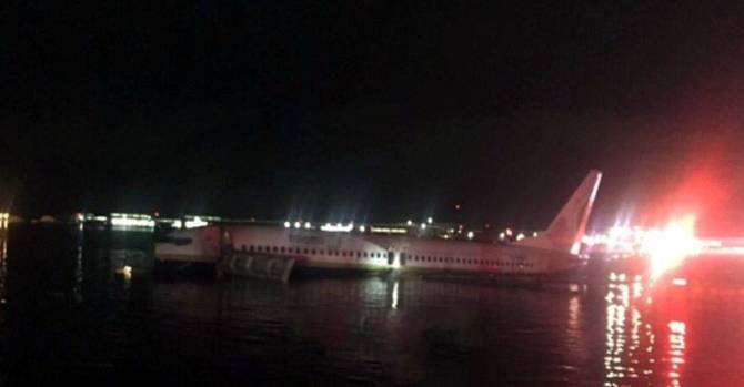 ЧП во Флориде. Boeing 737 с пассажирами упал в реку