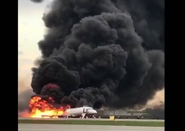 Пожарные начали тушить Sukhoi Superjet-100 через 2 минуты после посадки