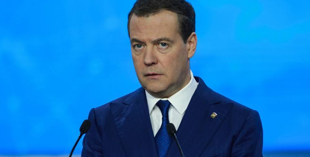 Медведев поручил доработать законы об авиабезопасности