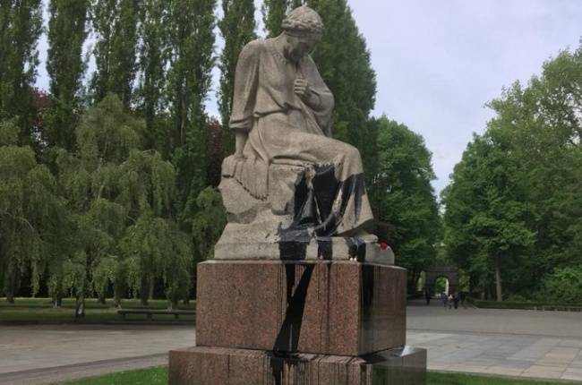 Вандалы-нацисты осквернили монумент «Скорбящая мать» | Вести.UZ